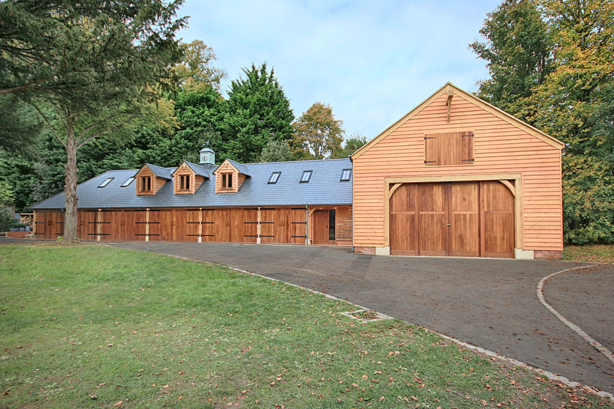 6 Bay Garage Outbuilding With Rooms Above